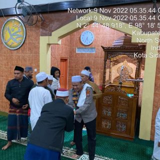 Kapolres Dairi Laksanakan Sholat Subuh Di Mesjid Agung Sidikalang