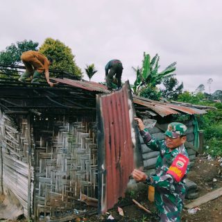 Babinsa 01 Sumbul Bantu Renovasi Rumah Ridwan Sinamo