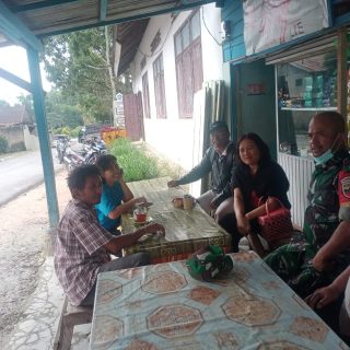 Jalin Kebersamaan Babinsa Koramil 01 Sumbul  Komsos Dengan Warga Binaan