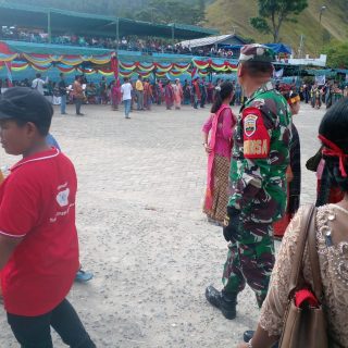 Babinsa Koramil 01 Sumbul Laksanakan Pengamanan Festival Budaya Pesta Tugu Silahisabungan