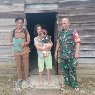Babinsa Koramil 01 Sumbul Dan Bidang Desa Lakukan Pengecekan Anak Stunting