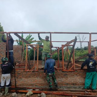 Personil Koramil 01 Sumbul jajaran Kodim 0206/Dairi Bangun Rutilahu Dalam Menjalankan Program Kasad