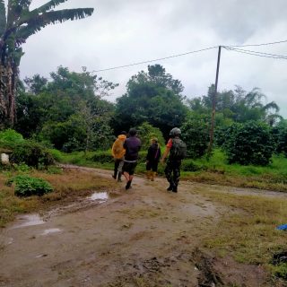 Babinsa Koramil 01 Sumbul Bersama Warga Bantu Cari Jonsius Girsang
