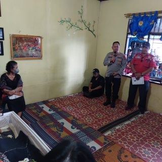 Kapolres Dairi Melayat kerumah Duka Almarhum Marulak Siahaan Wartawan Senior Dairi