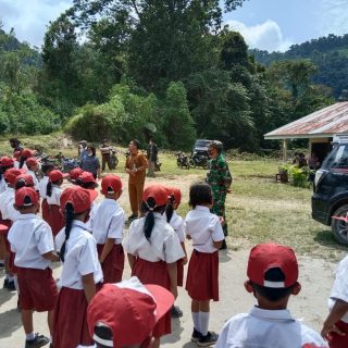 Babinsa 05 Tanah Pinem Berikan Pelatihan PBB Kepada Anak Sekolah Dasar