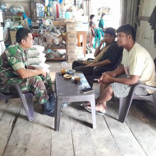 Babinsa Koramil 05/Tanah Pinem Melaksanakan Komsos Dengan Warga Di Kecamatan Tanah Pinem