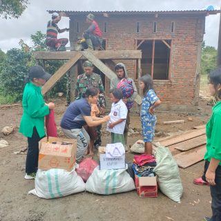 Ketua Persit XLII cabang 0206 Dairi Melalui Ketua Persit Ranting 02 Sumbul Beikan Perlengkapan Sekolah Kepada anak Bapak Ridwan Sinamo