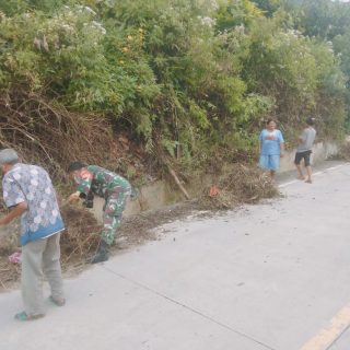 Babinsa Koramil 05 Tanah Pinem Gotong Royong Bersama Masyarakat