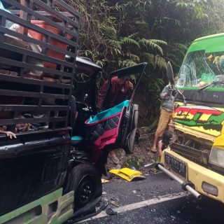 Akibat Mengantuk Mobil Truk Canter Menabrak Mobil L-300