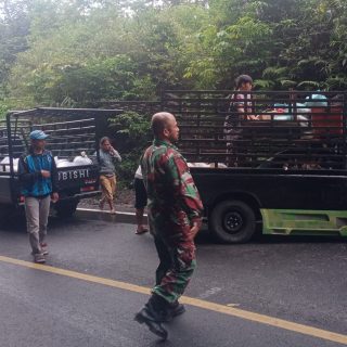 Babinsa Koramil 01/Sumbul  Mengatur Lalu Lintas Mengurai Kemacetan