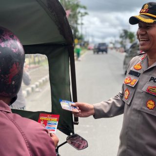 Kapolres Dairi Bagikan Stiker Layanan Pengaduan Kepada Pengguna Jalan