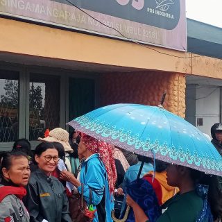 Babinsa Koramil 01/Sumbul Monitoring Penyaluran Bansos Sembako Tunai dan BLT BBM
