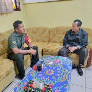 Babinsa Koramil 02 Sidikalang,Komsos Bersama Kepala Sekolah SMA Negeri 2 Sidikalang.