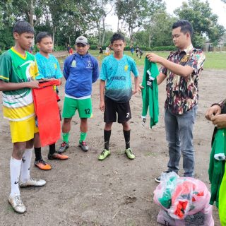 Ketua Cabang GM KB FKPPI 0206 Dairi,Bantu Kustum Bola Untuk Team Manunggal FC Kodim 0206
