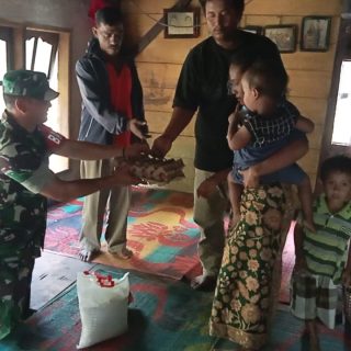 Babinsa Koramil 01 Sumbul Sambangi Dapur Warga Dan Berikan Bantuan Sembako