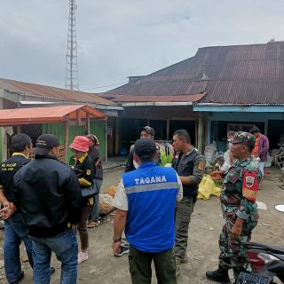 Babinsa Bersama Sat Pol PP Tertibkan Pedagang Pasar