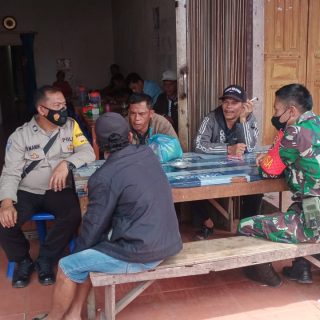 Jalin Kebersamaan Babinsa Koramil 01 Sumbul Komsos Dengan Warga