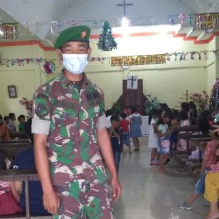 Babinsa Koramil 07 Salak,Pantau Prokes Saat Pelaksanaan Ibadah Minggu Di Gereja Desa Boang Manalu 