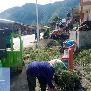 Peduli Kebersihan,Dinas Lingkungan Hidup Gotong Royong Membersihkan Badan Jalan