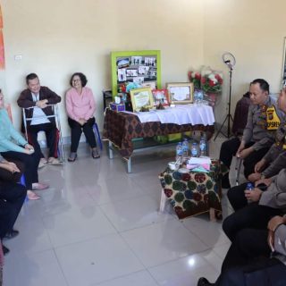 Jelang Perayaan Natal, Kapolres Dairi Sambangi Kediaman Siswa SD Juara Tiga HUT Bhayangkara ke 76