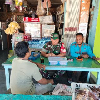 Manfaatkan Warung Kopi,Babinsa Kuta Buluh Komsos Dengan Warga Binaan