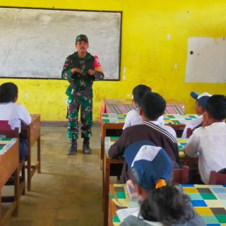 Babinsa Koramil 01 Sumbul Berikan Materi Wasbang Kepada Siswa SMP