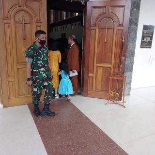 Berikan Rasa Aman Beribadah, Babinsa Koramil 01 Sumbul PAM Gereja