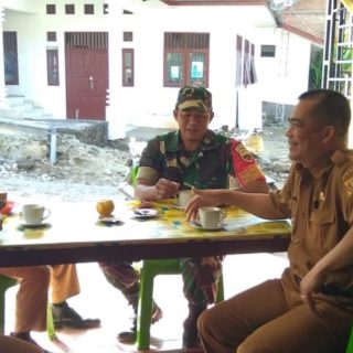 Sambil Minum Kopi Babinsa Koramil 05 Tanah Pinem Komsos Dengan Perangkat Desa
