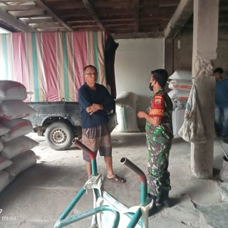 Babinsa Koramil 01 Sumbul Sambangi Kilang Padi Guna Mengecek Stok Gabah Dan Beras