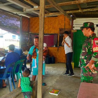 Babinsa Koramil 05 Tanah Pinem Dampingi Bidan Desa Lakukan Posyandu