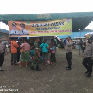 Jalin sinergitas,Personil Koramil 06 Kerajaan Bersama Polsek Sukaramai Pantau Keamanan Pasar