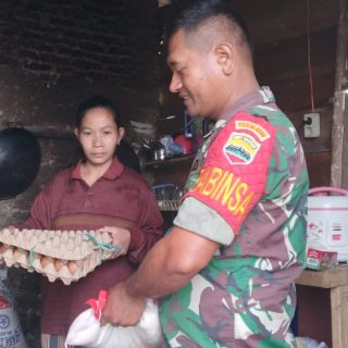 Melalui Program Masuk Dapur Warga,Babinsa Koramil 01 Sumbul Berikan Bantuan Sembako Ke Warga Binaan