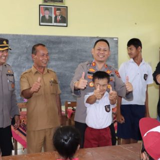 Sambut Nataru Kapolres Dairi Berikan Bantuan Kepada Masyarakat Penyandang Disabilitas dan Kurang Mampu