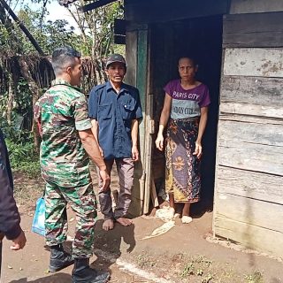 Sambangi Dapur Warga Kurang Mampu Babinsa Koramil 01 Sumbul Berikan Bantuan Sembako