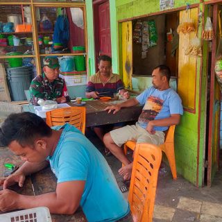 Mamfaatkan Warung Kopi , Babinsa Kuta Buluh Komsos Dengan Warga Binaan.
