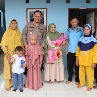Kapolres Dairi Sambangi Keluarga Korban Penculikan Bayi dan Berikan Tali Asih