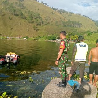 Babinsa Koramil 01 Sumbul Bantu Warga Mencari Korban Tenggelam Di Tao Toba