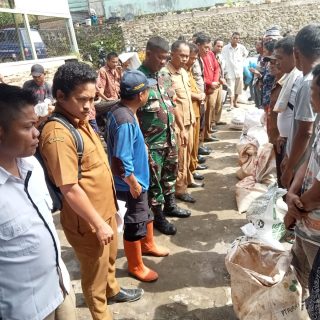 Babinsa Koramil 06 Kerajaan Lakukan Pendampingan Pembagian Pupuk Di Desa&nbsp;