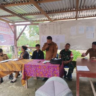 Babinsa Koramil 01Sumbul Dampingi Penyaluran BLT Dana Desa