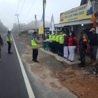 Babinsa Koramil 01 Sumbul ,Bersama Personil Polres Dairi,&nbsp; Laksanakan&nbsp; Pengamanan Natal dan Tahun Baru di Pos Pam Simpang Silalahi