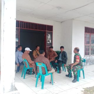 Babinsa Koramil 01 Sumbul Komsos Bersama Lurah Beserta Perangkat