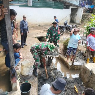 Babinsa Koramil 05 Tanah Pinem Gotong Royong Bersama Warga Binaan