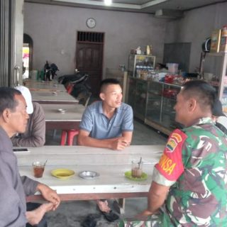 Jalin Kebersamaan Babinsa Koramil 01 Sumbul Anjang Sana Dan Komsos Dengan Warga 