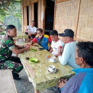 Pererat Silaturahmi Babinsa Koramil 01 Sumbul Komsos dengan Warga