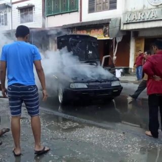 Satu Unit Mobil Toyota Corrola Terbakar Di Jalan Nusantara