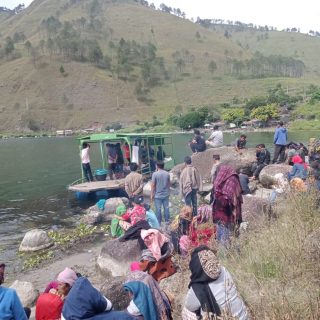 Tenggelam Di Danau Toba Kecamatan Silahisabungan,Jasad Iwanta Sembiring (39), Di Temukan Tim SAR Di Kedalaman 20 Meter