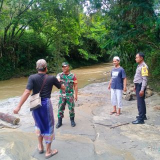 Akibat Curah Hujan Tinggi,Babinsa Koramil 07 Salak Dan Bhabinkamtibmas Antisipasi  Arus Sugai.
