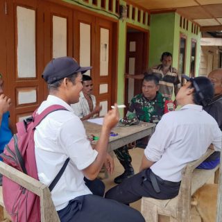 Babinsa Koramil 05 Tanah Pinem Komsos Bersama Warga Desa Sinar Pagi