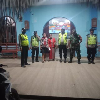 Berikan Rasa Aman Saat Ibadah,Babinsa Koramil 01 Sumbul Gelar Pengamanan Gereja Bersama Personil Polsek