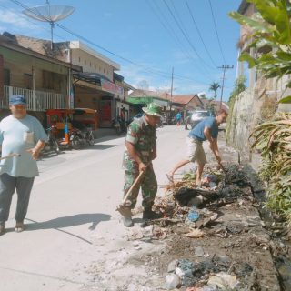 Babinsa Koramil 05 Tanah Pinem Bersama Masyarakat Gotong Royong Membersihkan Selokan Parit